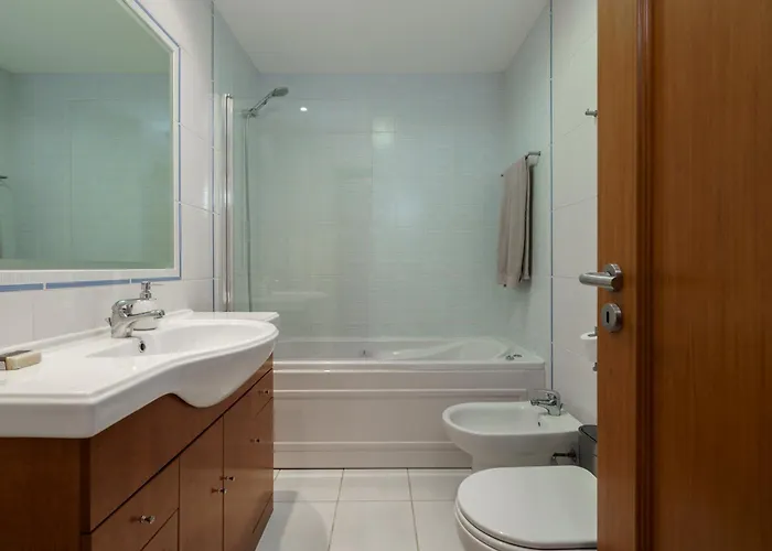 1 Bedroom With Pool Access *